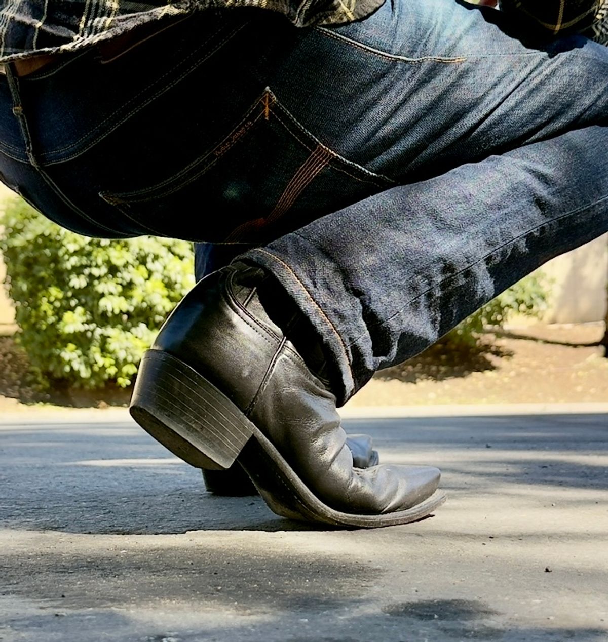 Photo by SundayDuffer on May 21, 2025 of the Lucchese 1883 Mad Dog in Goat.