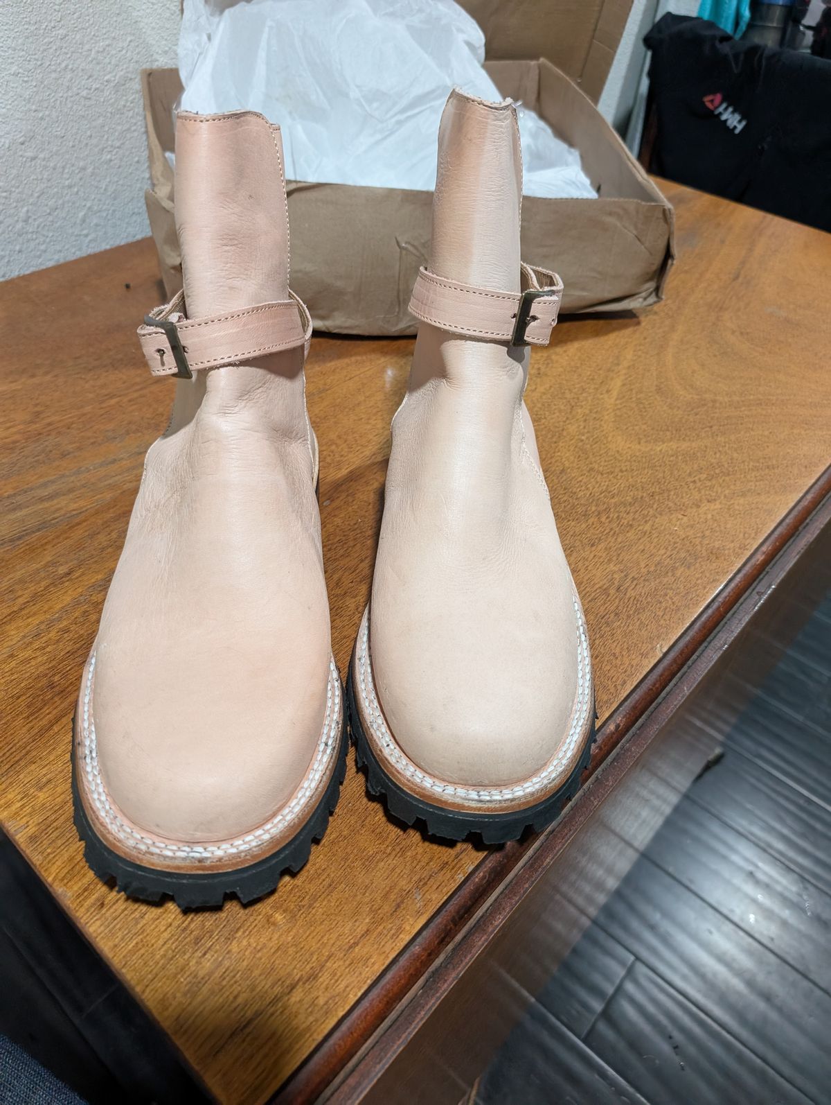 Photo by a_wolfgang on September 17, 2025 of the Cordobes Custom Model in Cordobes Natural Veg Tan.