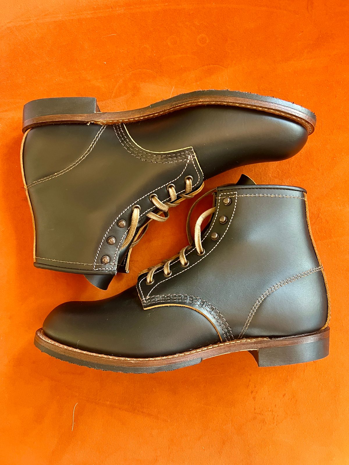 Photo by Solis on October 5, 2025 of the Red Wing Beckman Flatbox in S.B. Foot Black Klondike.