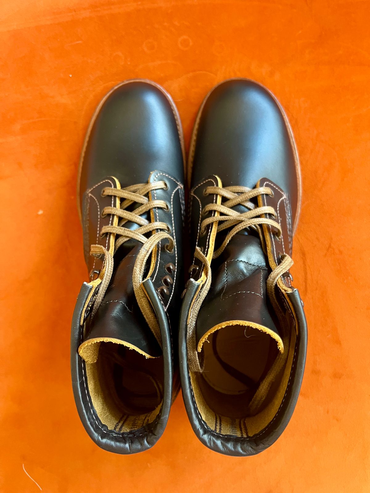 Photo by Solis on October 5, 2025 of the Red Wing Beckman Flatbox in S.B. Foot Black Klondike.