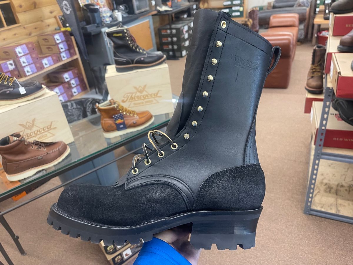 Photo by crosspoint18 on July 18, 2023 of the Drew's Boots Roughshot in Black Roughout.