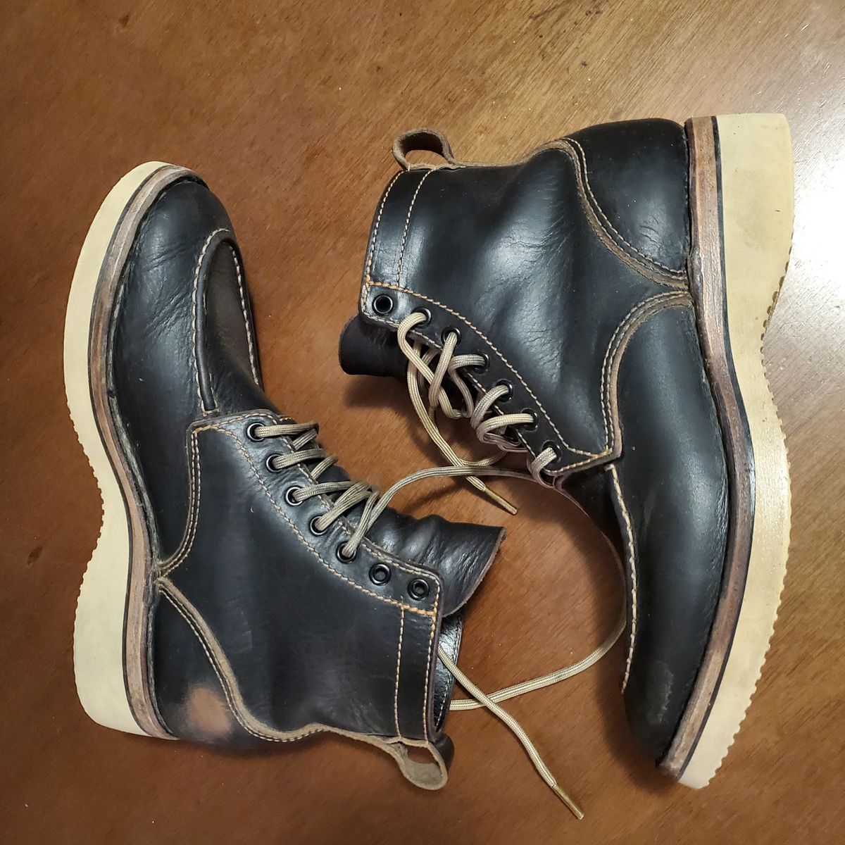Photo by Branda_Shirlean_Avis on February 6, 2025 of the BHHB Pull-Top Moc in Horween Tumbled Black Chromexcel.