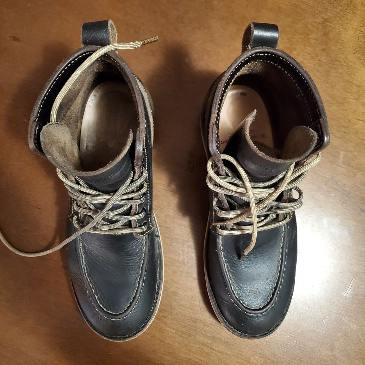 Photo by Branda_Shirlean_Avis on February 6, 2025 of the BHHB Pull-Top Moc in Horween Tumbled Black Chromexcel.