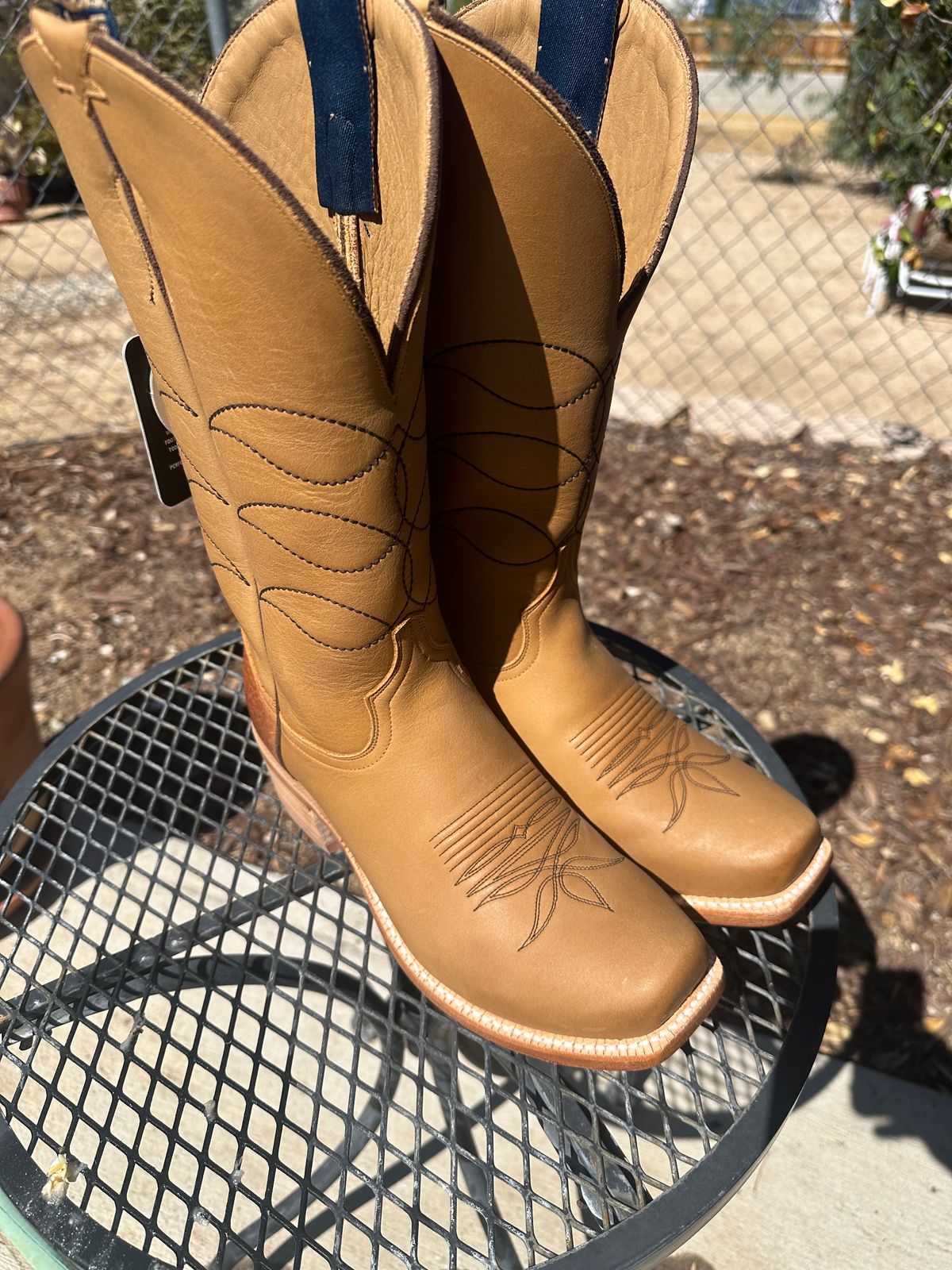 Photo by iainpthomson on October 1, 2024 of the HYER Boots Maize in Sunrise Retan.