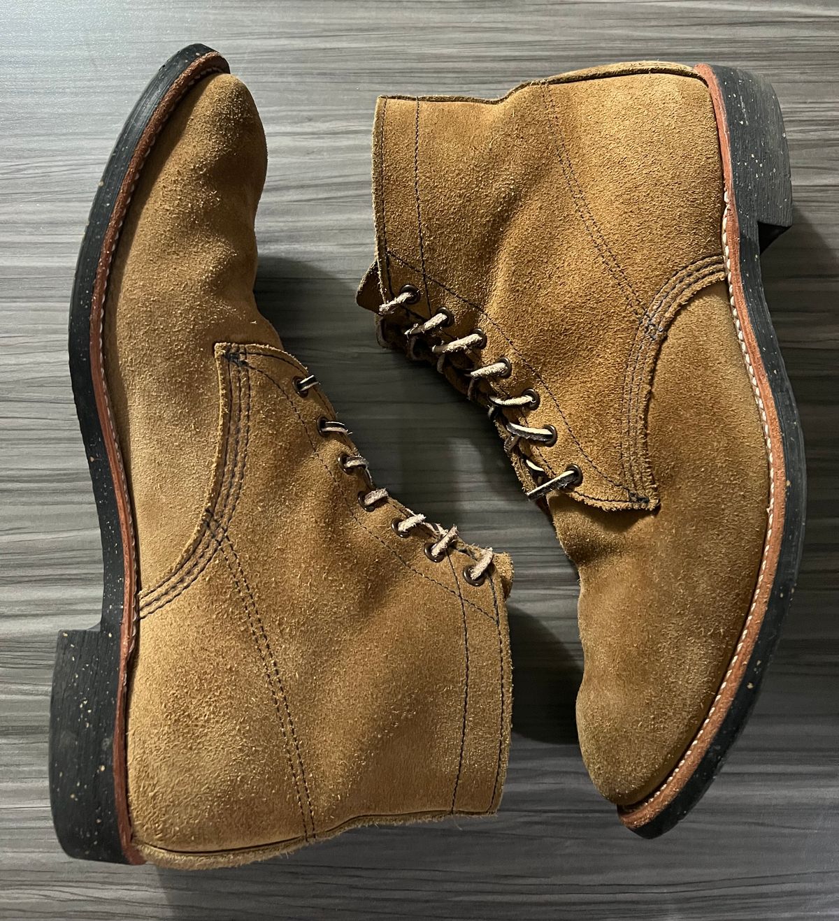 Photo by beerdlife on December 2, 2025 of the Red Wing Merchant in S.B. Foot Olive Mohave Roughout.