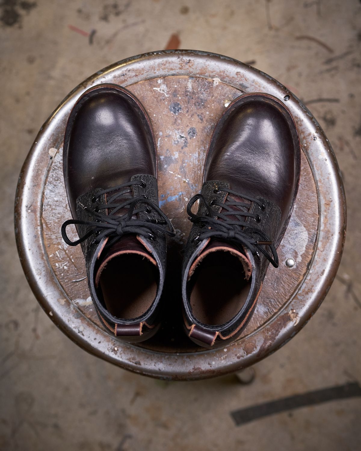 Photo by Christina080783 on November 2, 2024 of the BHHB Lady Dome in Seidel Oxblood Double Shot Black Overdye & Embossed Veg Tan Panel.