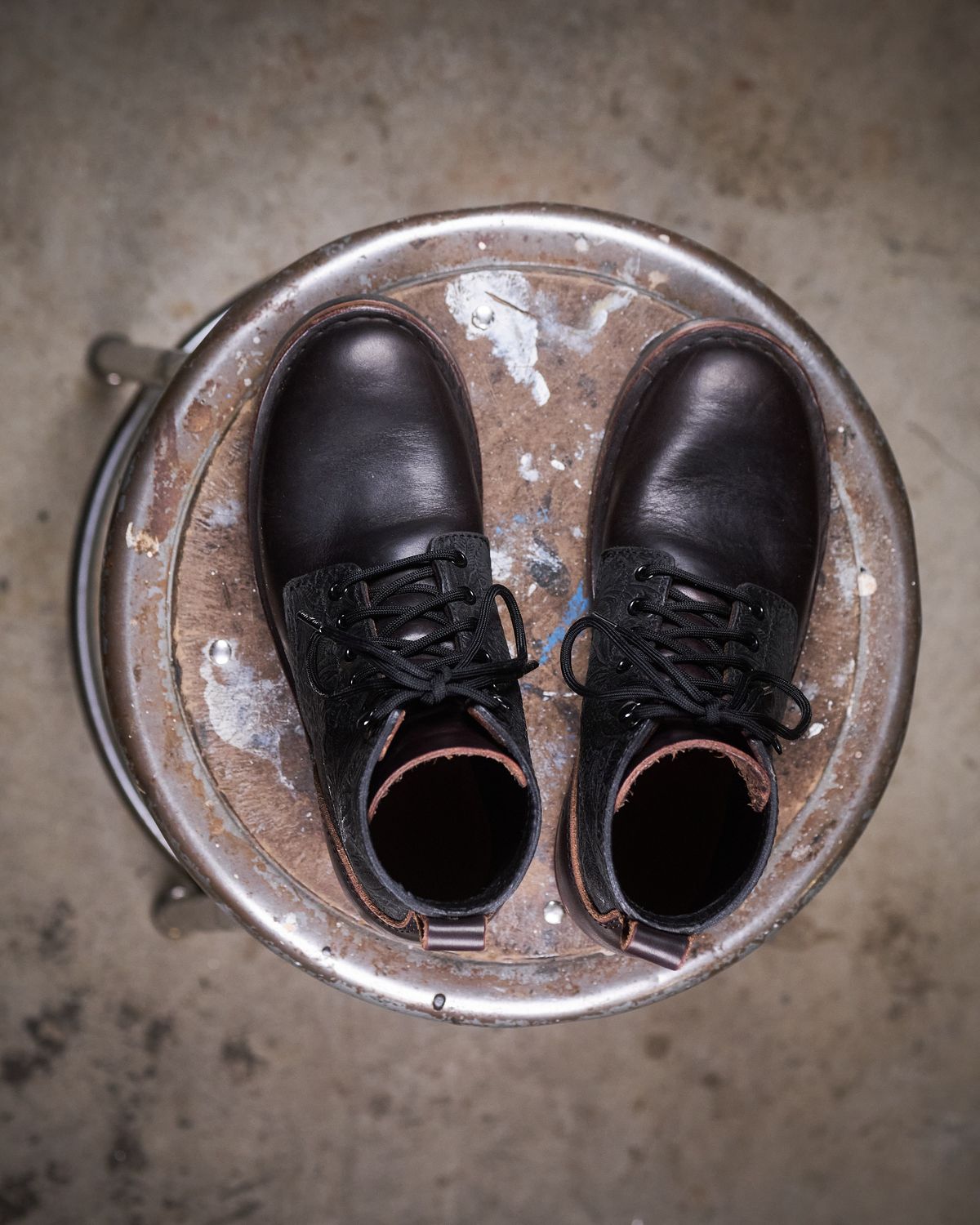 Photo by Christina080783 on December 3, 2024 of the BHHB Lady Dome in Seidel Oxblood Double Shot Black Overdye & Embossed Veg Tan Panel.