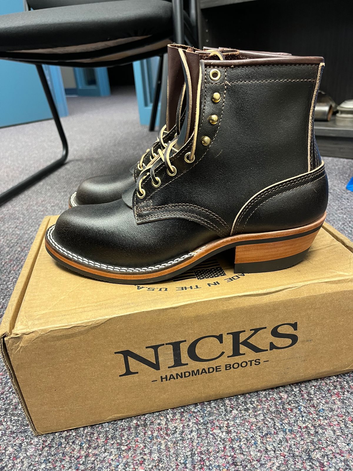 Photo by AllTheLeather_69 on August 6, 2024 of the Nicks Robert in Horween Brown Waxed Flesh.