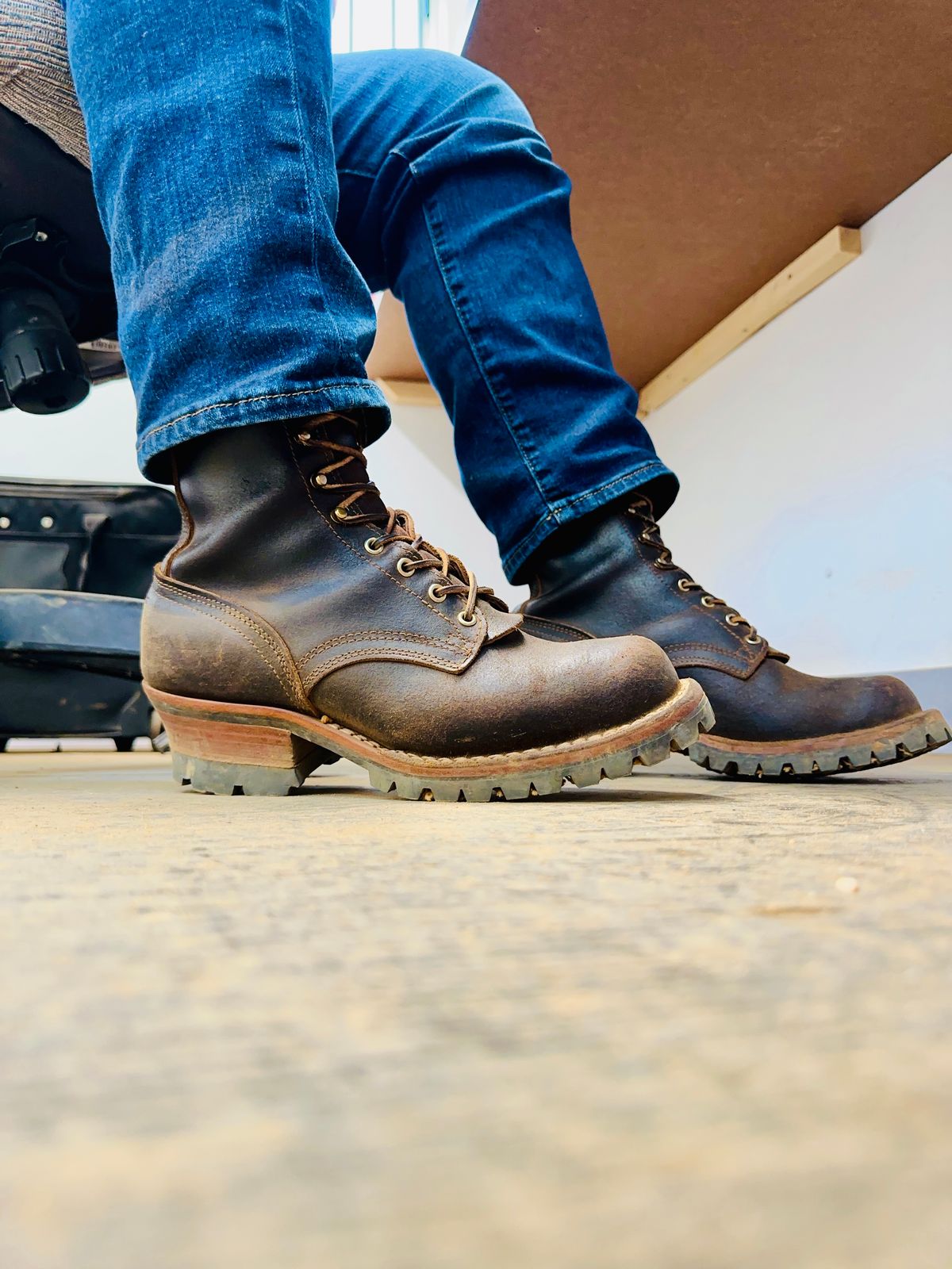 Photo by brusa on November 11, 2024 of the Nicks Urban Logger in Horween Brown Waxed Flesh.
