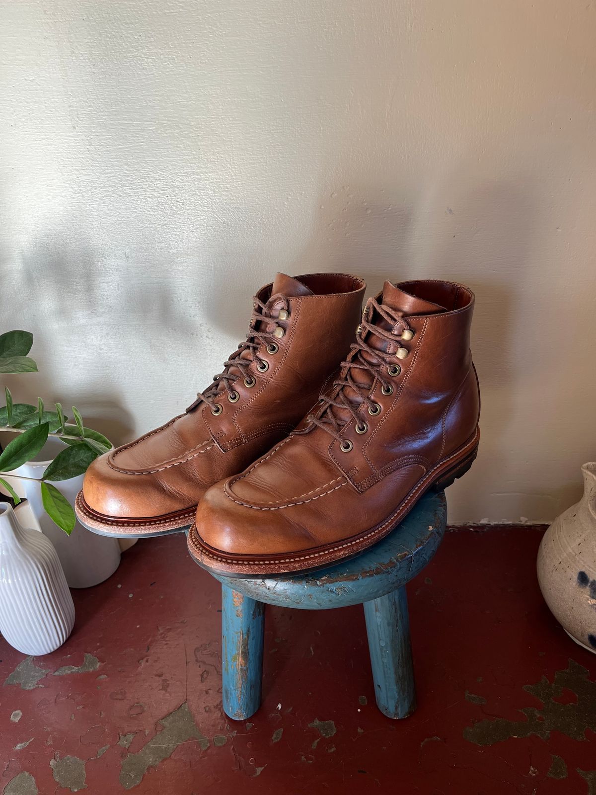Photo by lopsided_buffalo on December 12, 2024 of the Grant Stone Brass Boot in Horween Dune Chromexcel.