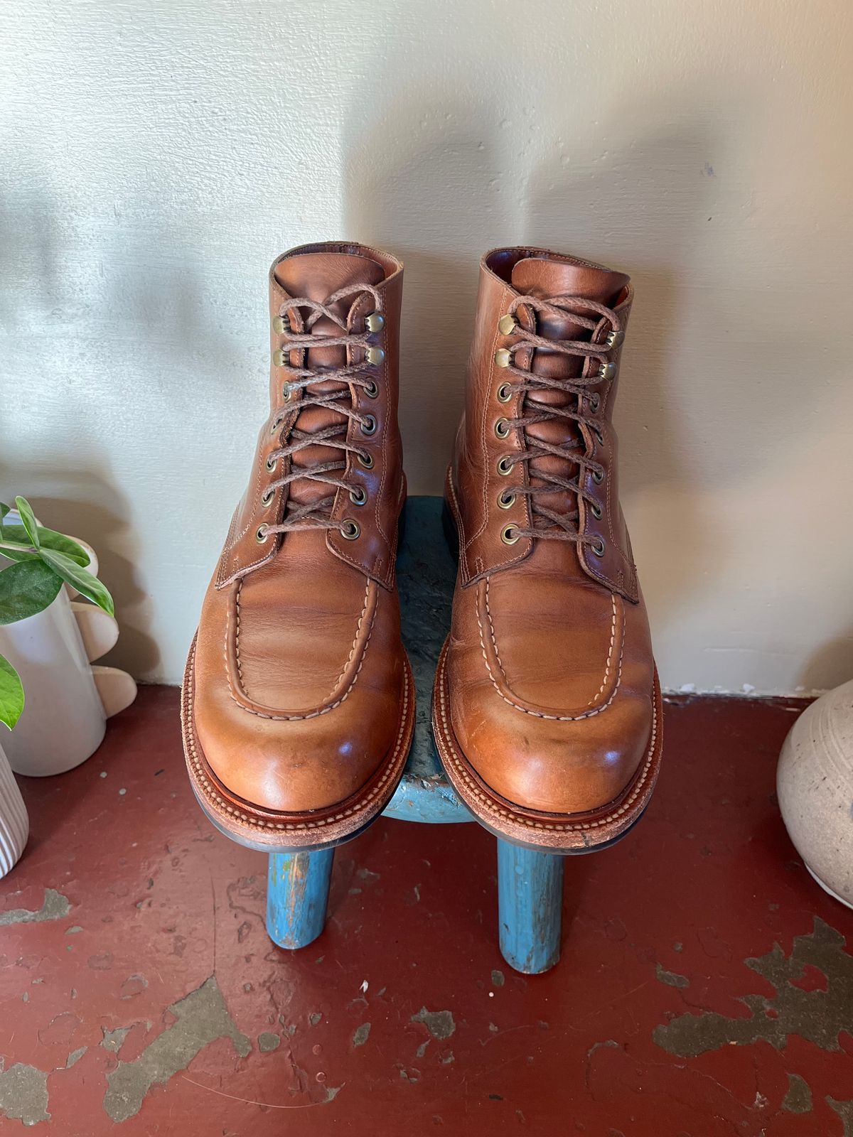 Photo by lopsided_buffalo on December 12, 2024 of the Grant Stone Brass Boot in Horween Dune Chromexcel.