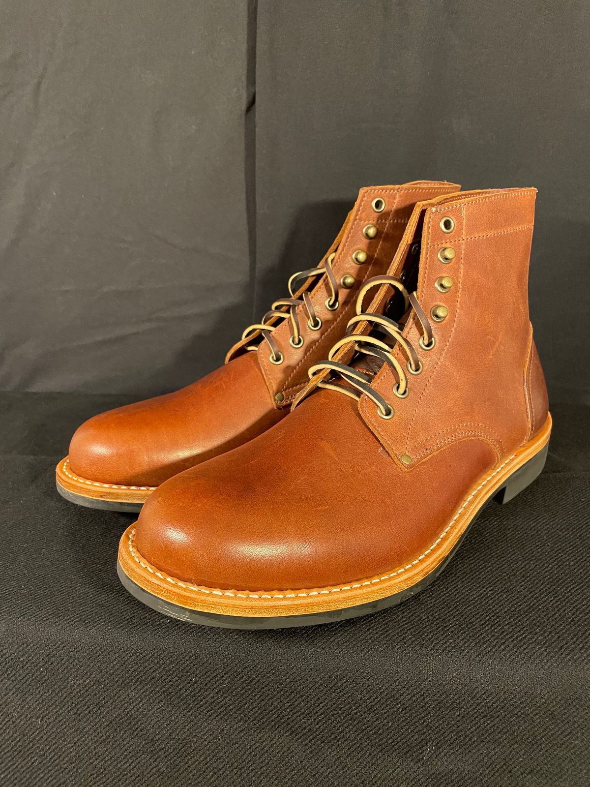 Photo by manco on October 2, 2024 of the Oak Street Bootmakers Trench Boot in Seidel Light Brown Mustang.
