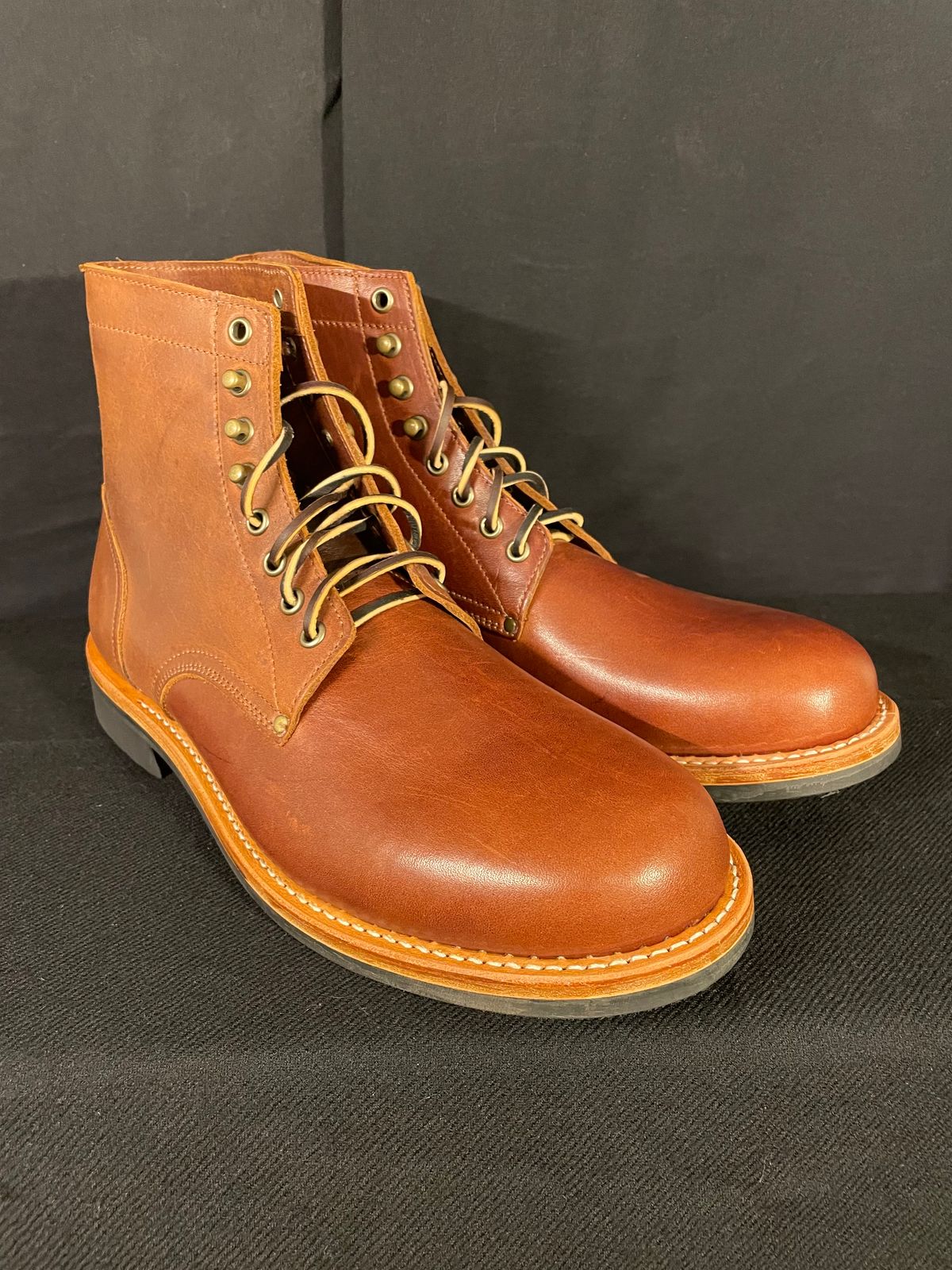 Photo by manco on October 2, 2024 of the Oak Street Bootmakers Trench Boot in Seidel Light Brown Mustang.