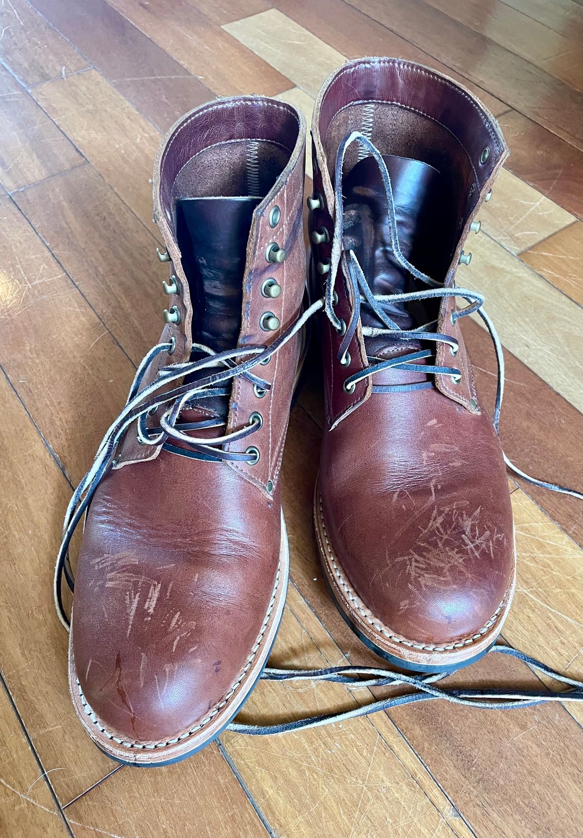Photo by manco on October 11, 2024 of the Oak Street Bootmakers Trench Boot in Seidel Light Brown Mustang.