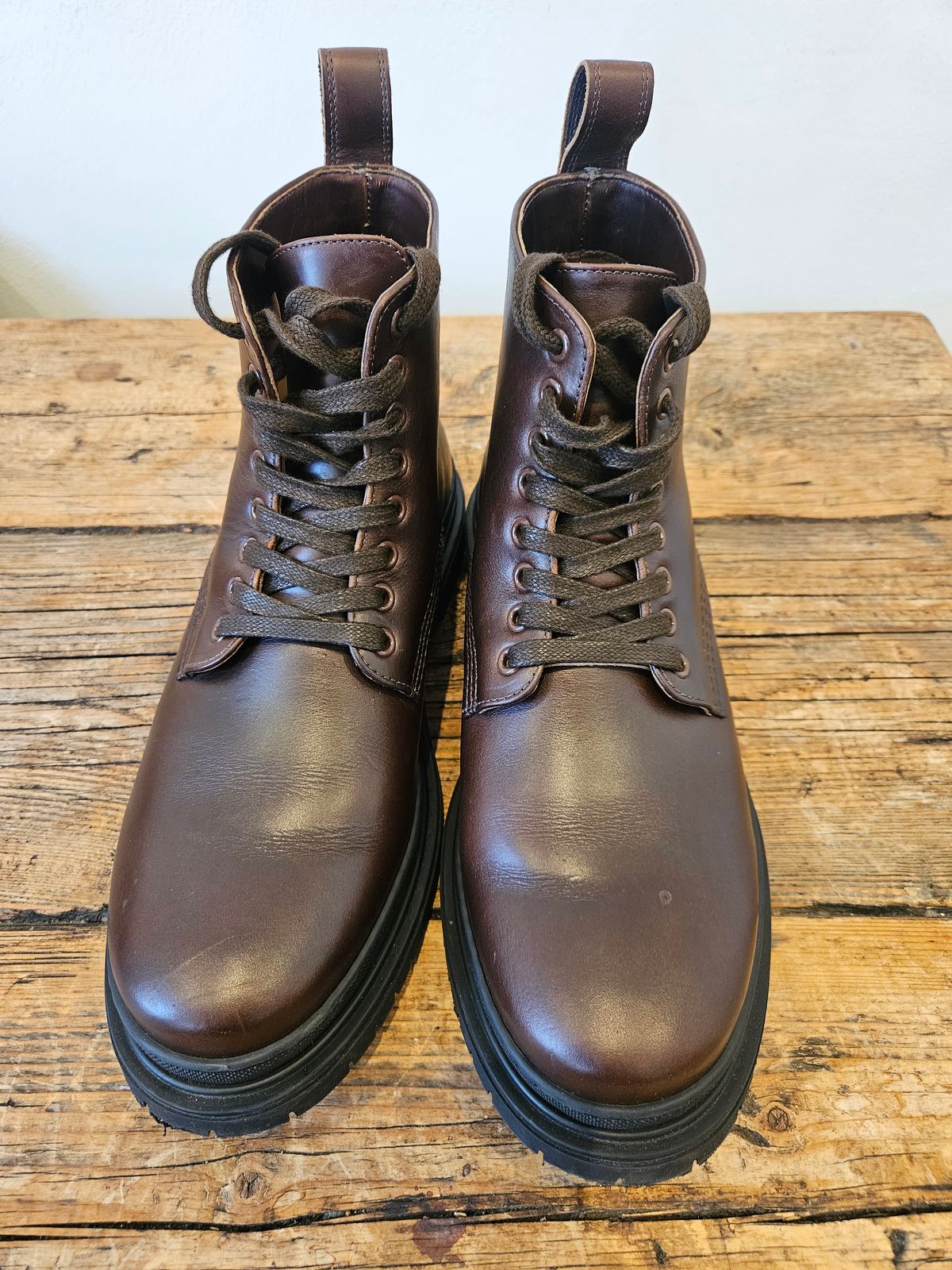 Photo by Kwamelong on May 26, 2025 of the Goral Sharman in Horween Brown Chromexcel.