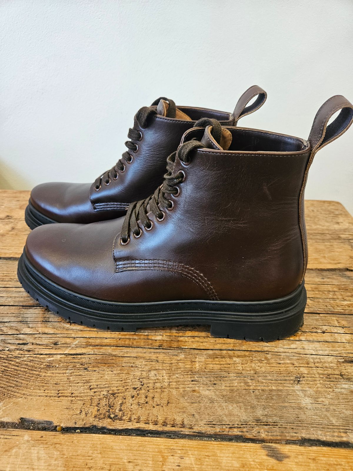 Photo by Kwamelong on May 26, 2025 of the Goral Sharman in Horween Brown Chromexcel.