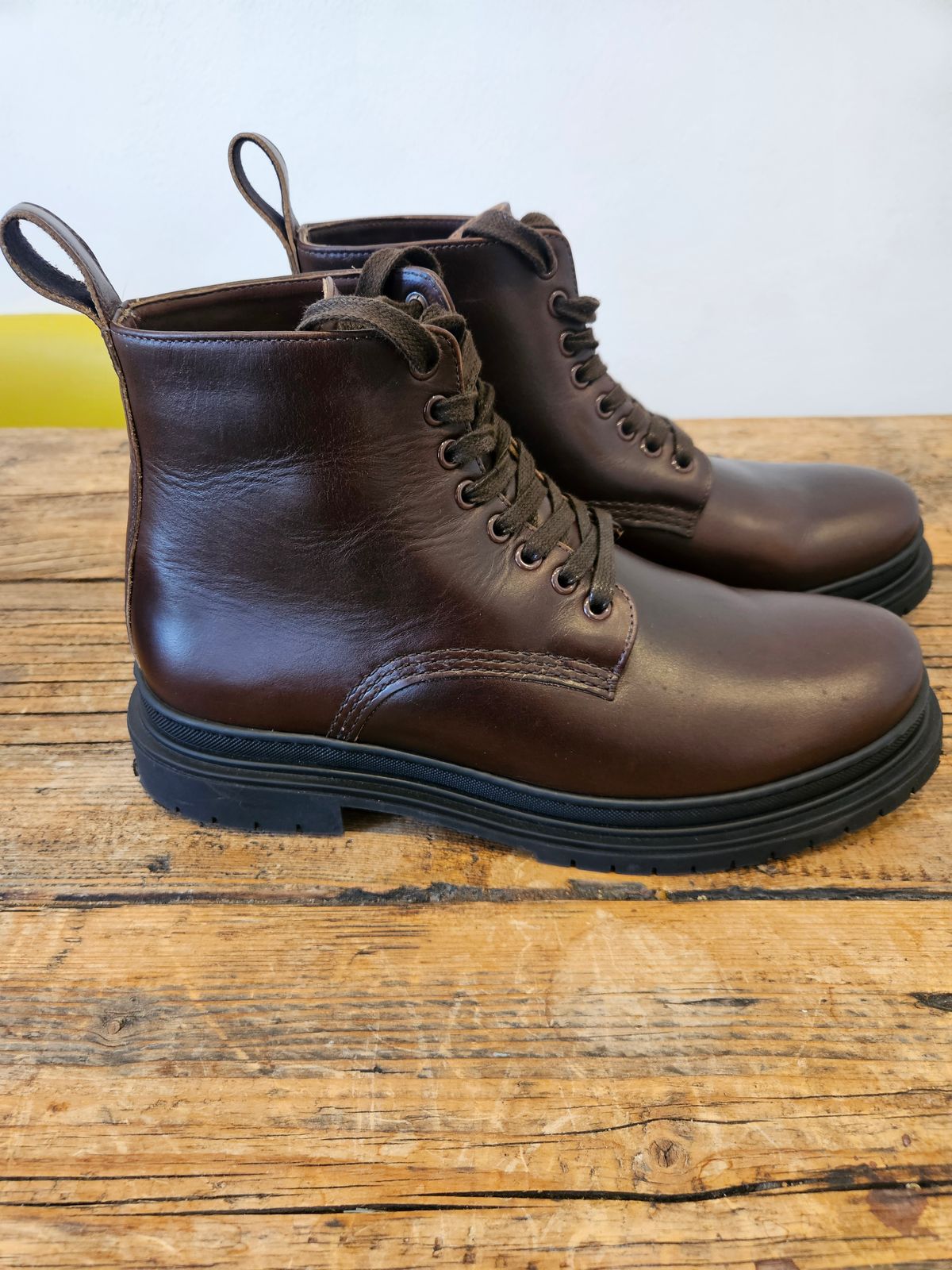 Photo by Kwamelong on May 26, 2025 of the Goral Sharman in Horween Brown Chromexcel.