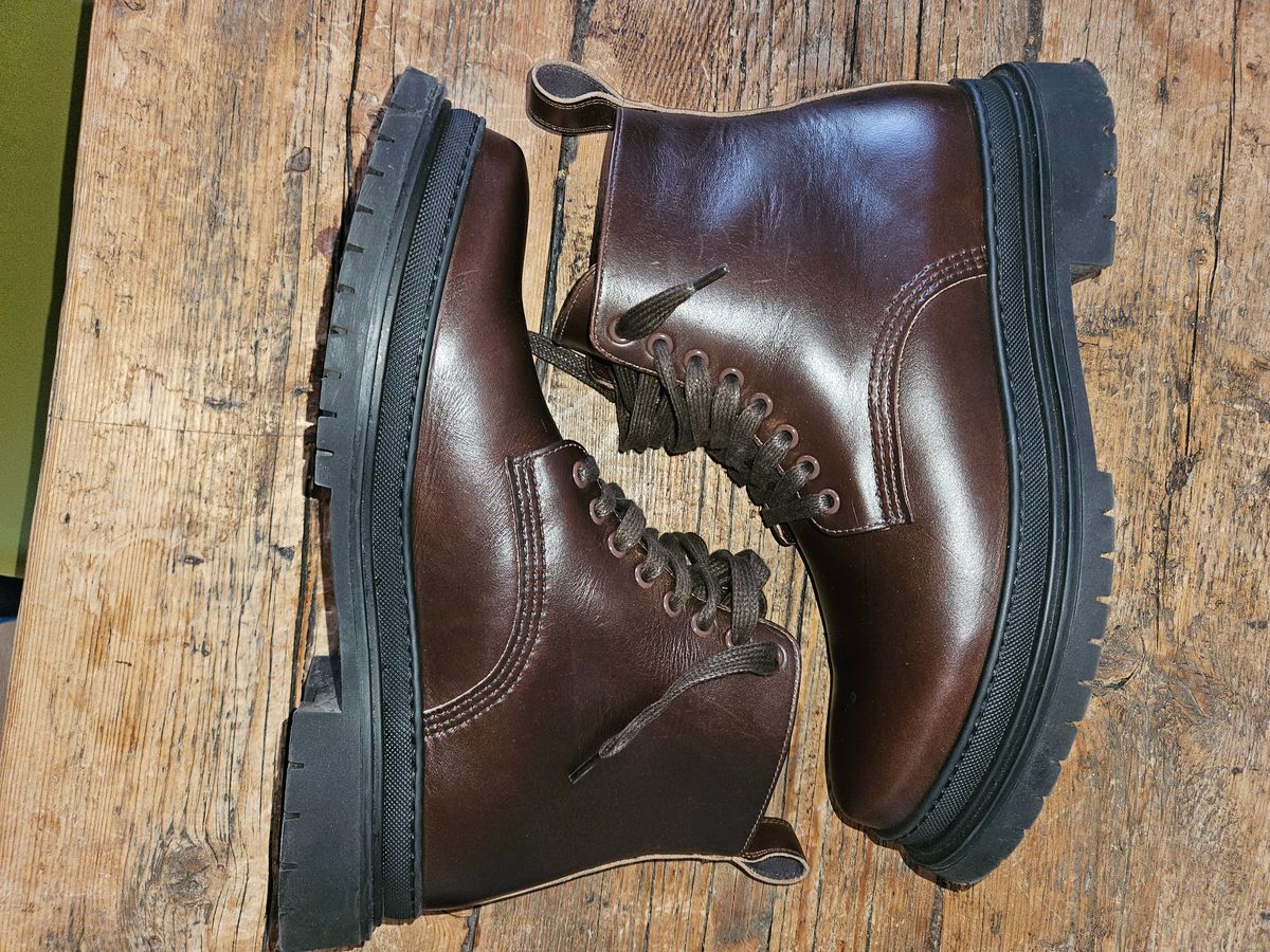 Photo by Kwamelong on May 26, 2025 of the Goral Sharman in Horween Brown Chromexcel.