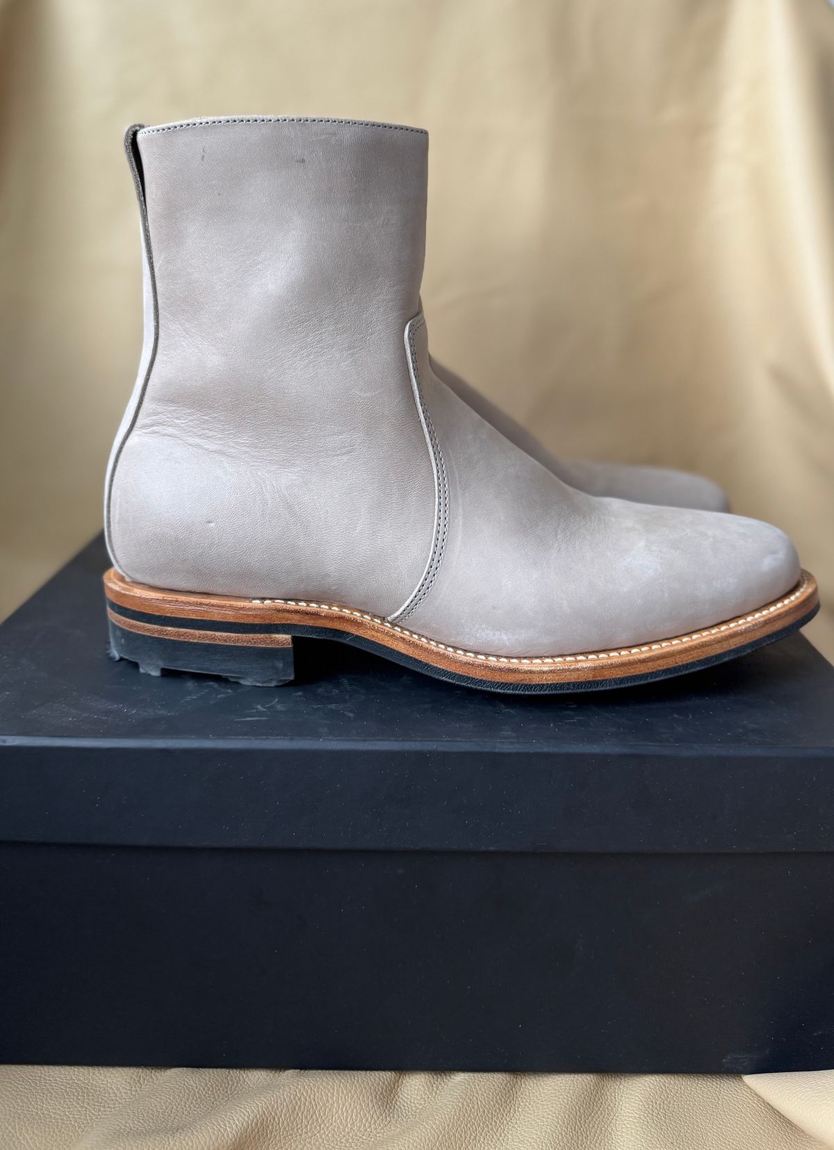 Photo by pablosstuff on May 14, 2025 of the Viberg Side Zip in Maryam Light Grey Horsebutt.