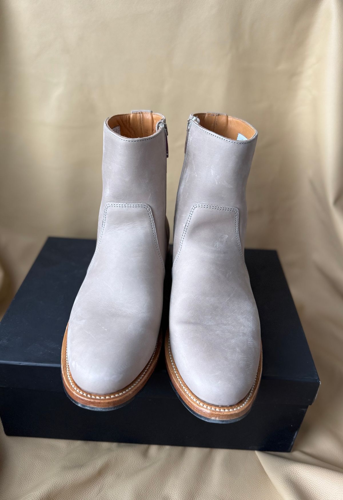 Photo by pablosstuff on May 14, 2025 of the Viberg Side Zip in Maryam Light Grey Horsebutt.