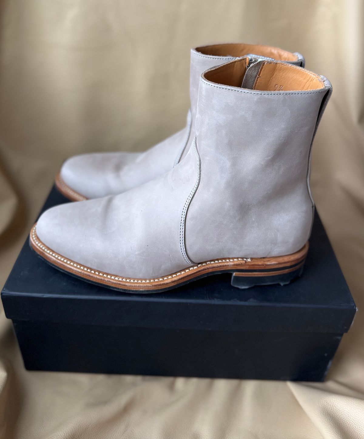 Photo by pablosstuff on May 14, 2025 of the Viberg Side Zip in Maryam Light Grey Horsebutt.