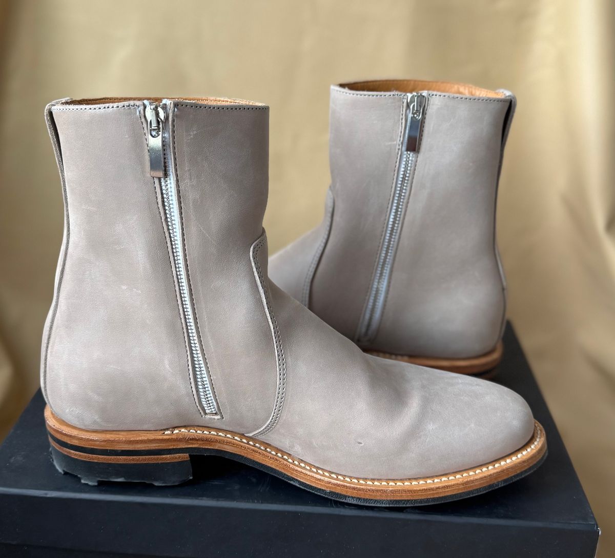 Photo by pablosstuff on May 14, 2025 of the Viberg Side Zip in Maryam Light Grey Horsebutt.