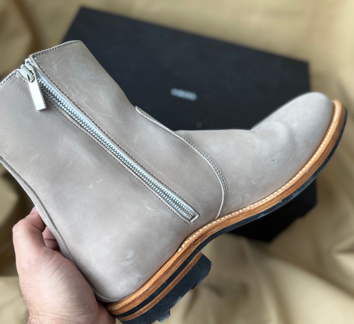 Photo by pablosstuff on May 14, 2025 of the Viberg Side Zip in Maryam Light Grey Horsebutt.