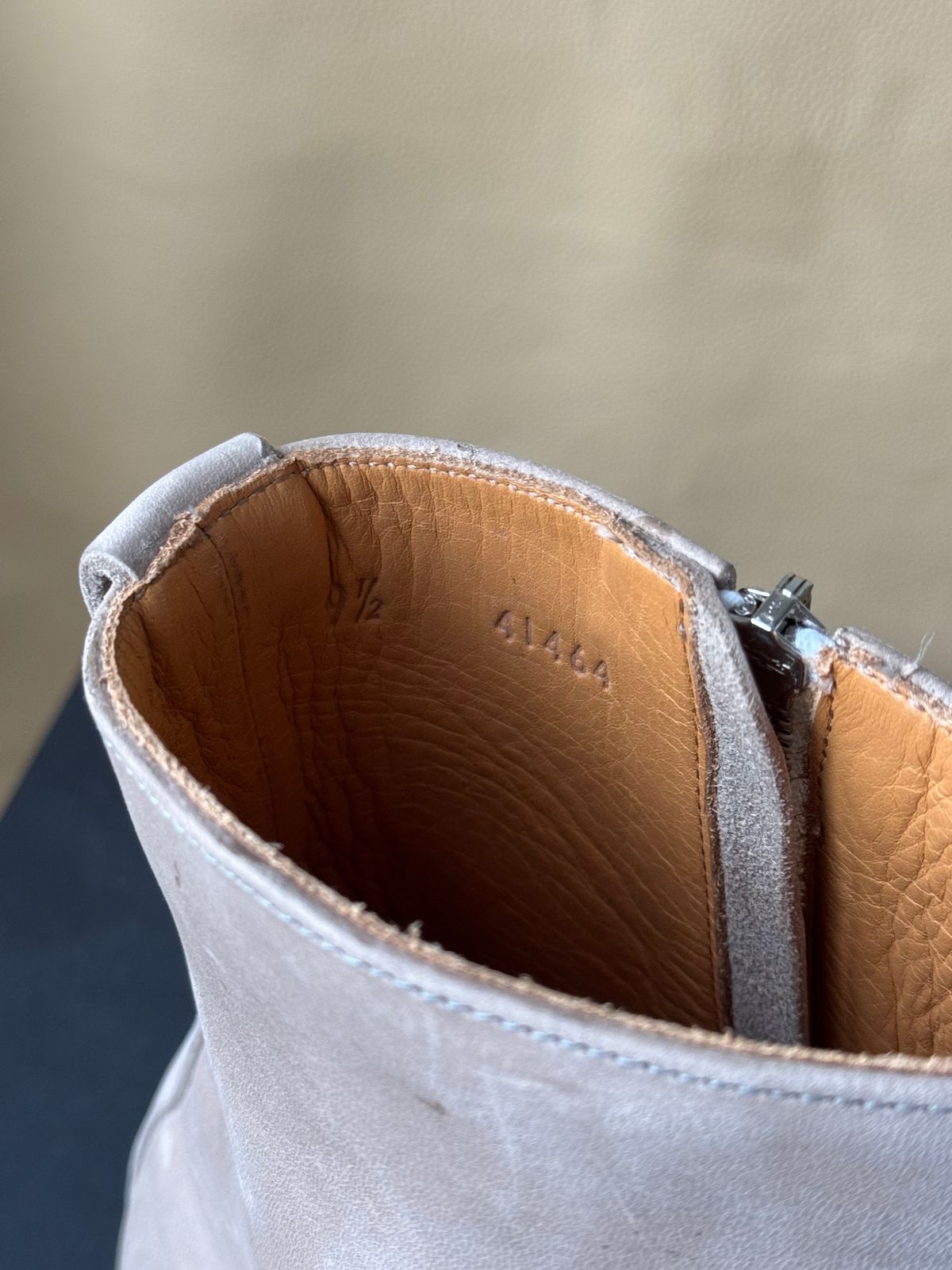 Photo by pablosstuff on May 14, 2025 of the Viberg Side Zip in Maryam Light Grey Horsebutt.