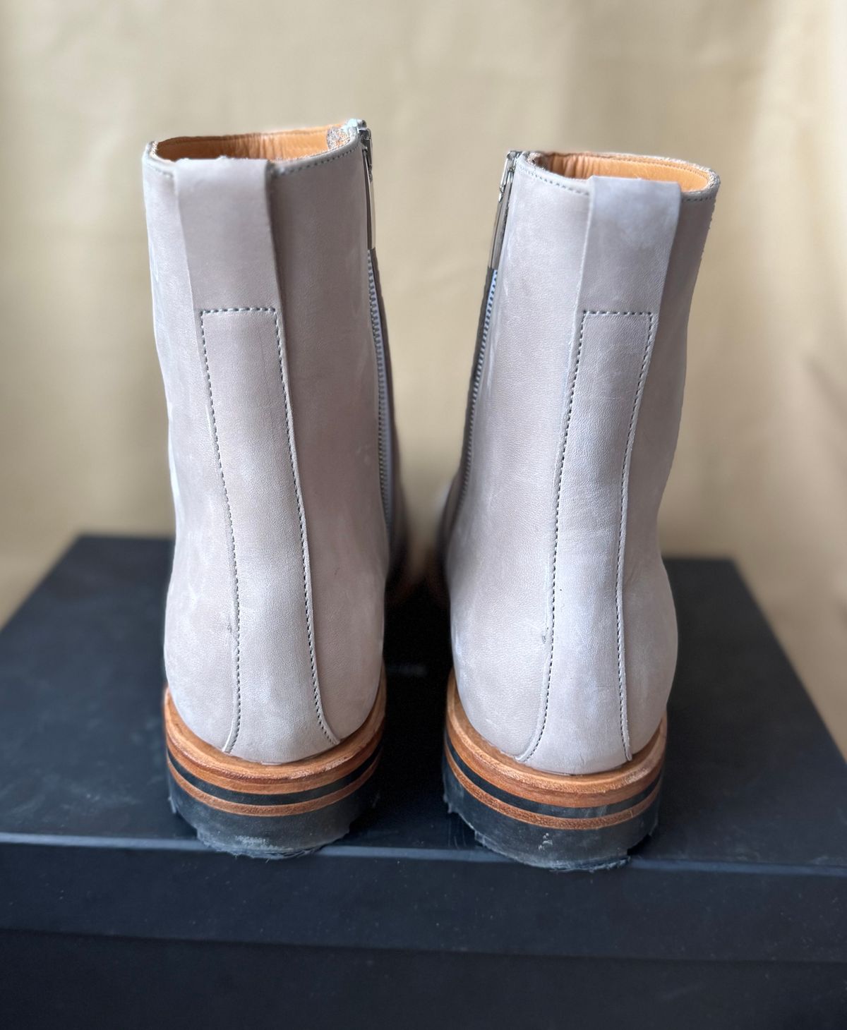 Photo by pablosstuff on May 14, 2025 of the Viberg Side Zip in Maryam Light Grey Horsebutt.