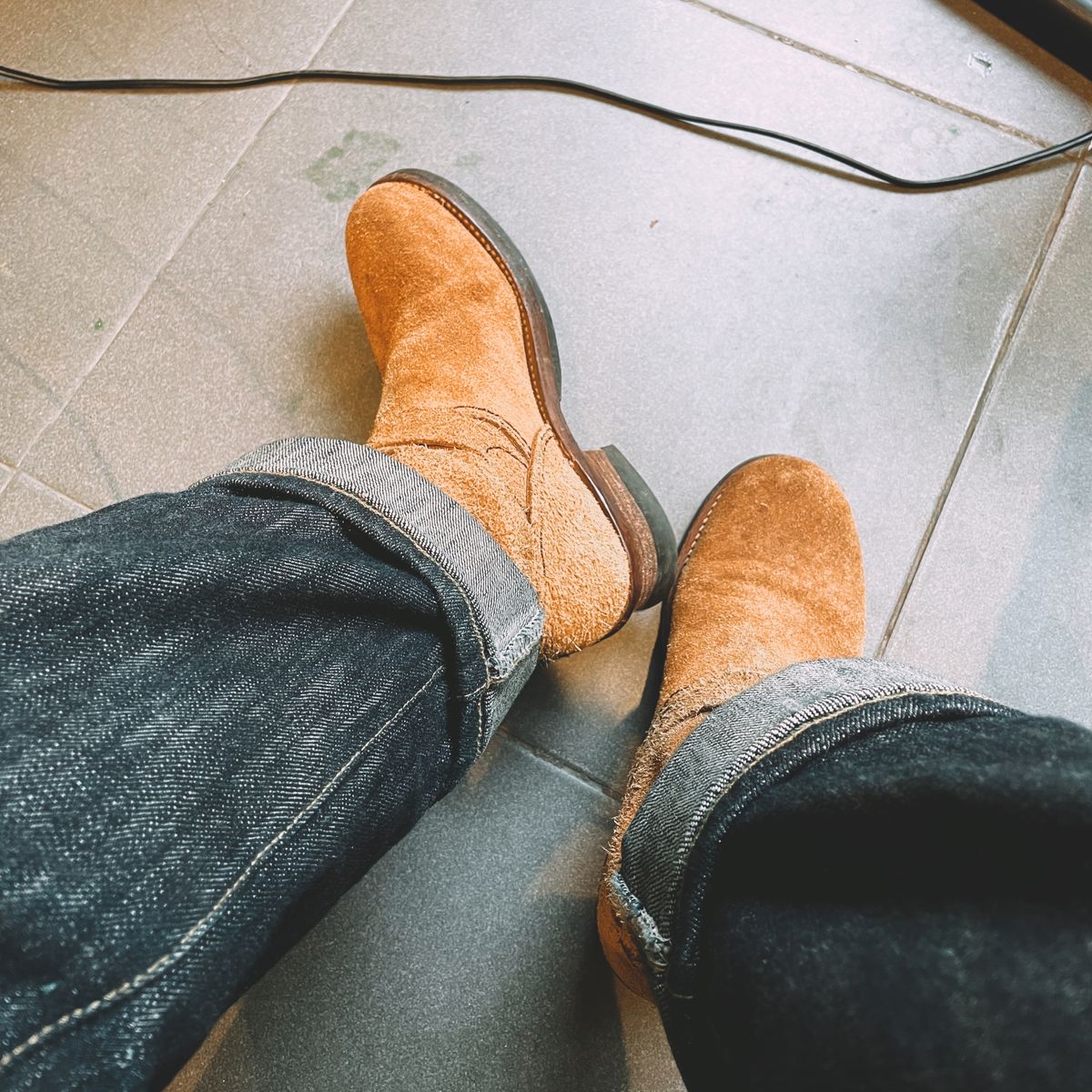 Photo by Minh_Bach on November 27, 2023 of the Lone Wolf LW 00300 in Veg Tan Cowhide Roughout.