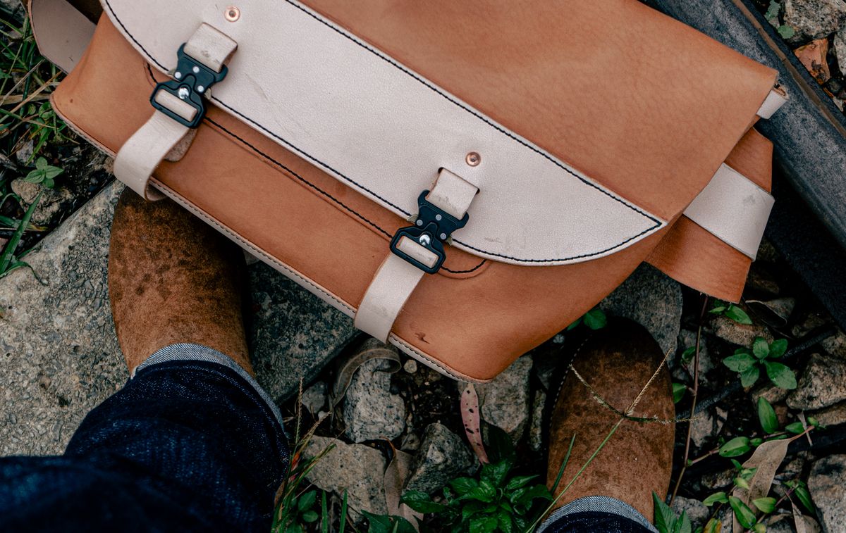 Photo by Minh_Bach on August 25, 2023 of the Lone Wolf LW 00300 in Veg Tan Cowhide Roughout.