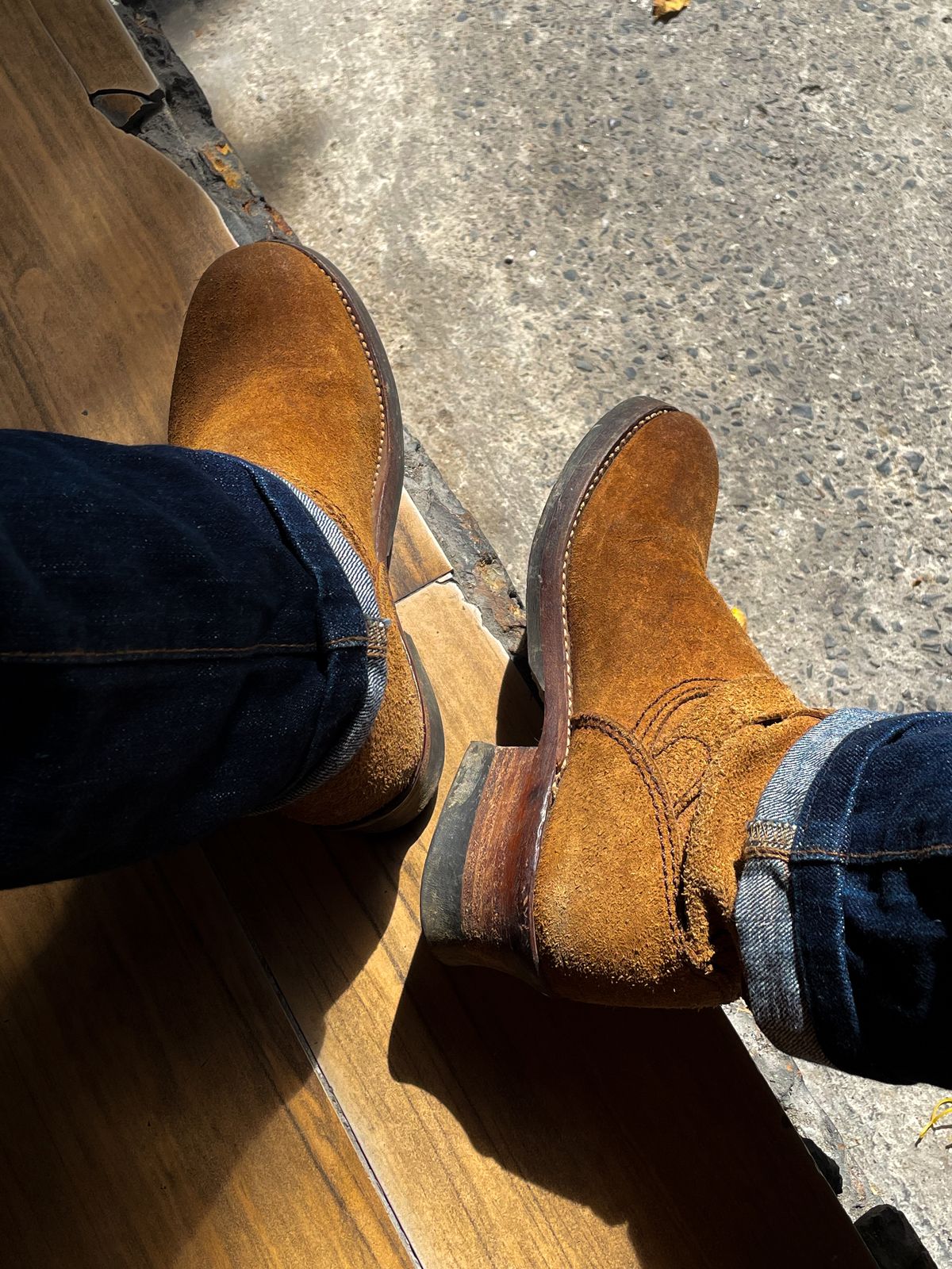 Photo by Minh_Bach on December 9, 2024 of the Lone Wolf LW 00300 in Veg Tan Cowhide Roughout.