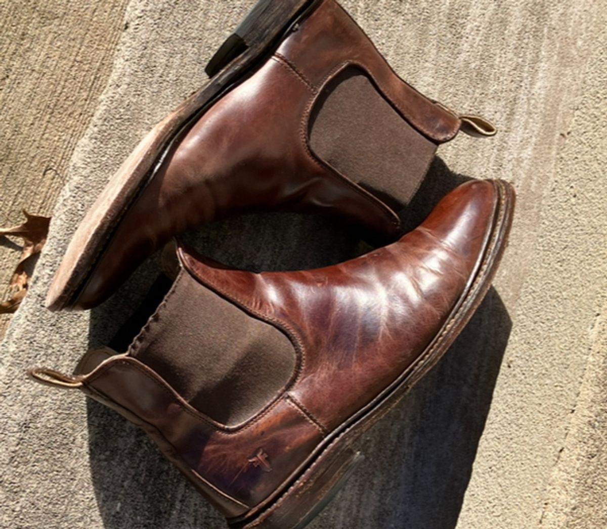 Photo by jeffos on November 5, 2024 of the Frye James Chelsea in Unknown Leather.