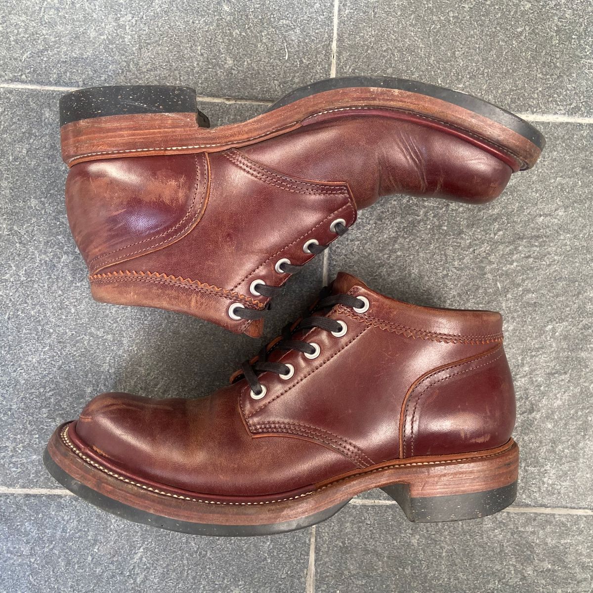Photo by iKanoon on March 3, 2025 of the Quan Shoemaker Custom Model in Maryam Burgandy TPR.