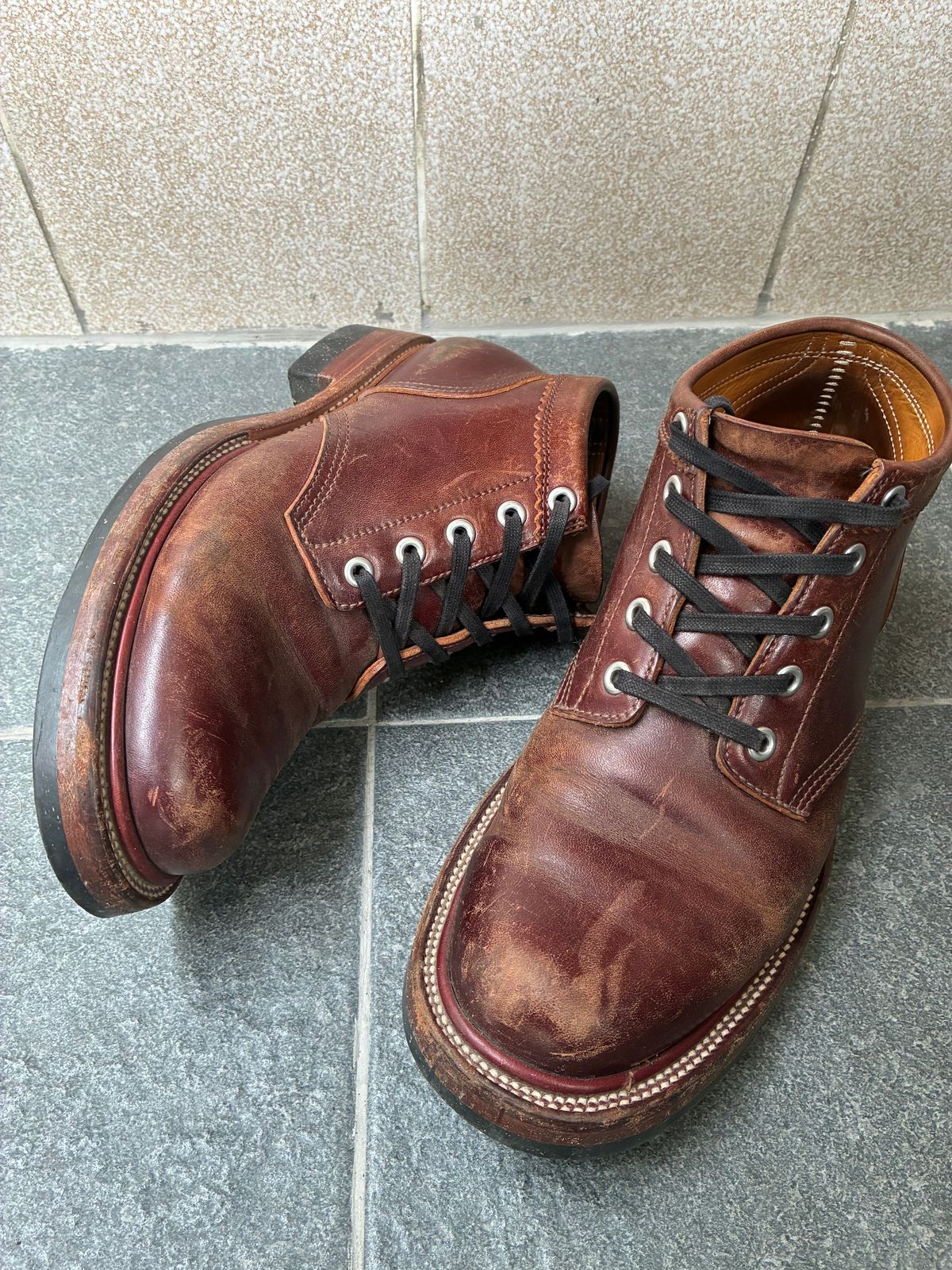 Photo by iKanoon on March 31, 2025 of the Quan Shoemaker Custom Model in Maryam Burgandy TPR.
