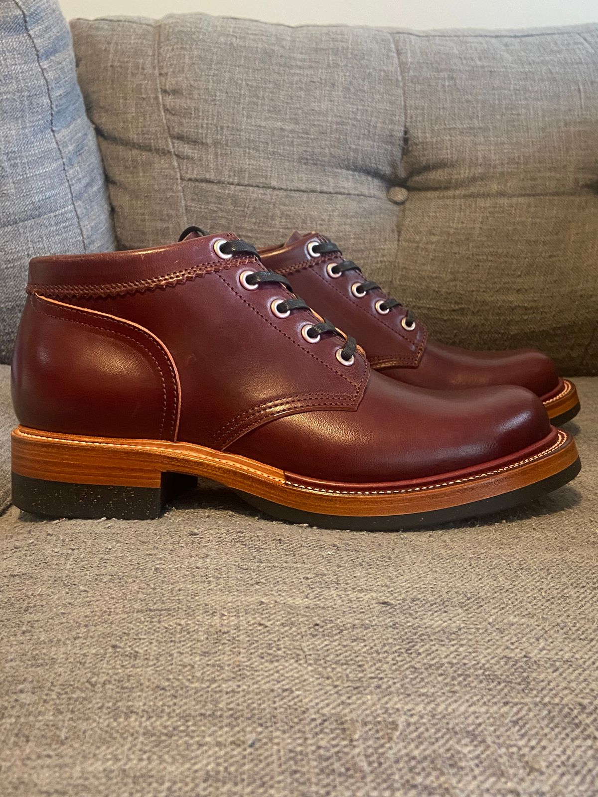 Photo by iKanoon on October 1, 2024 of the Quan Shoemaker Custom Model in Maryam Burgandy TPR.