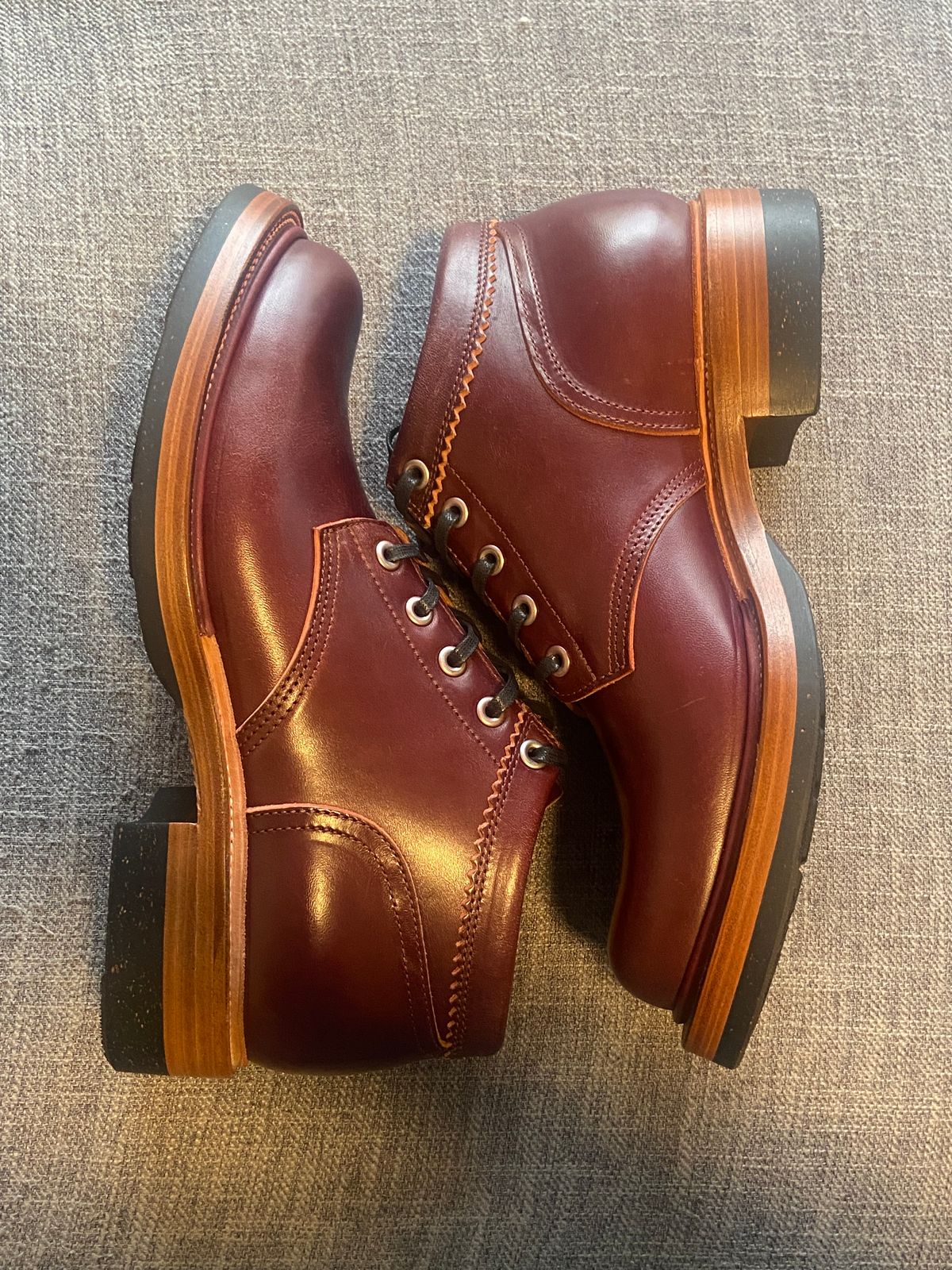 Photo by iKanoon on October 1, 2024 of the Quan Shoemaker Custom Model in Maryam Burgandy TPR.
