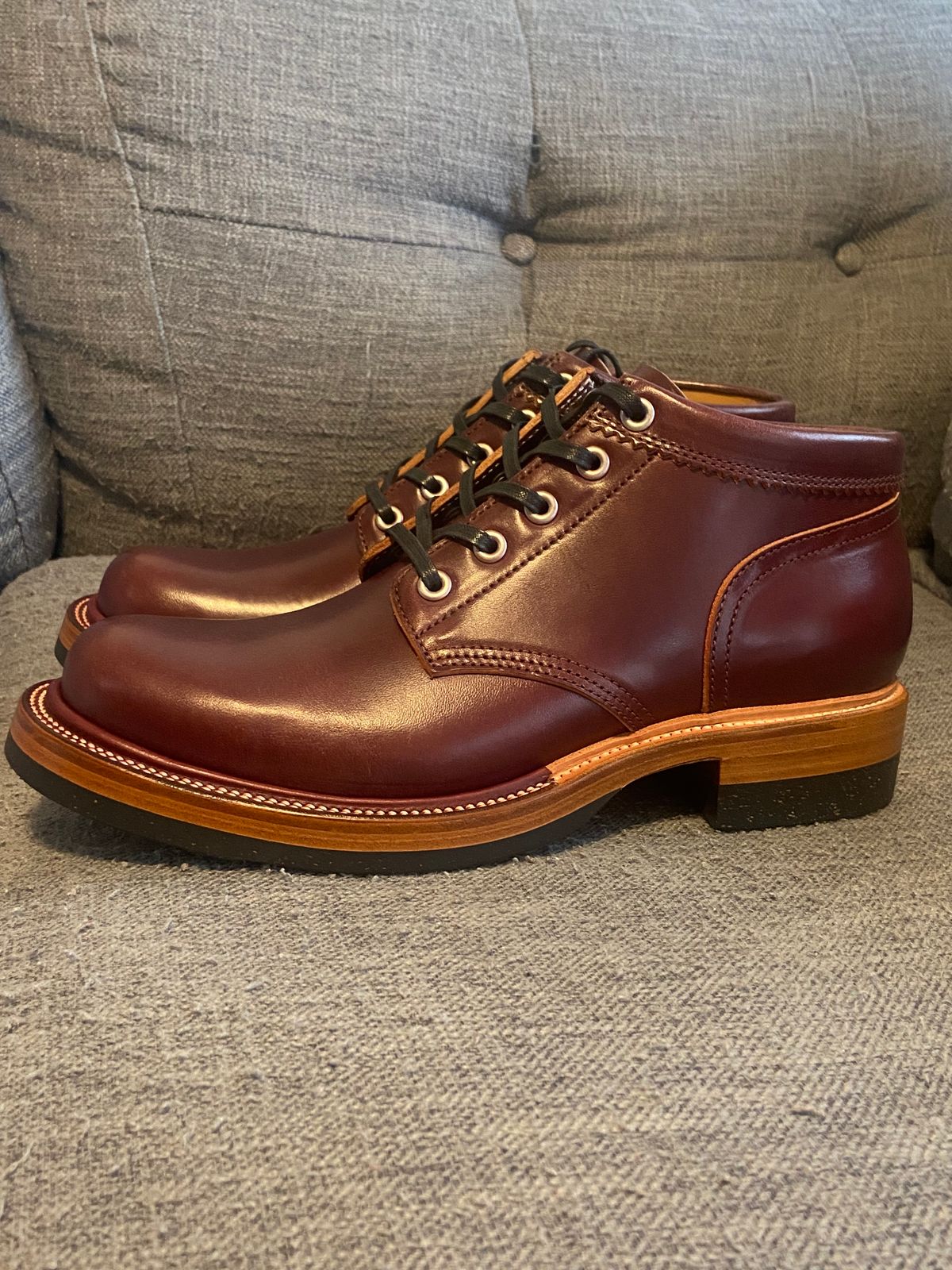 Photo by iKanoon on October 1, 2024 of the Quan Shoemaker Custom Model in Maryam Burgandy TPR.