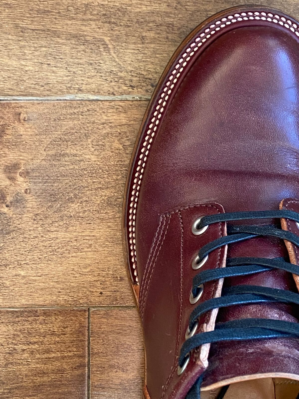 Photo by iKanoon on October 17, 2024 of the Quan Shoemaker Custom Model in Maryam Burgandy TPR.
