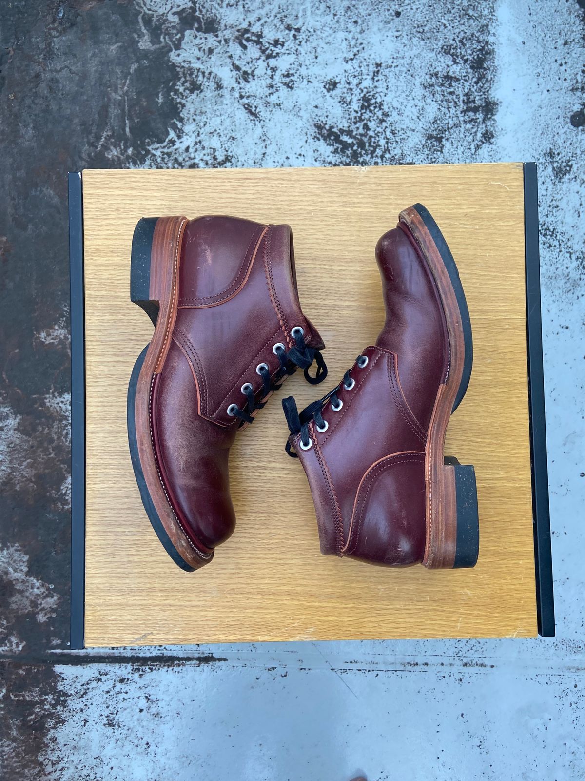 Photo by iKanoon on November 3, 2024 of the Quan Shoemaker Custom Model in Maryam Burgandy TPR.