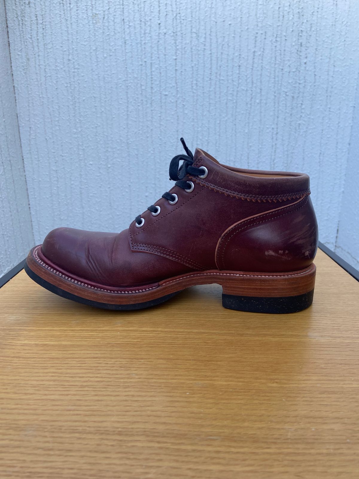 Photo by iKanoon on November 3, 2024 of the Quan Shoemaker Custom Model in Maryam Burgandy TPR.