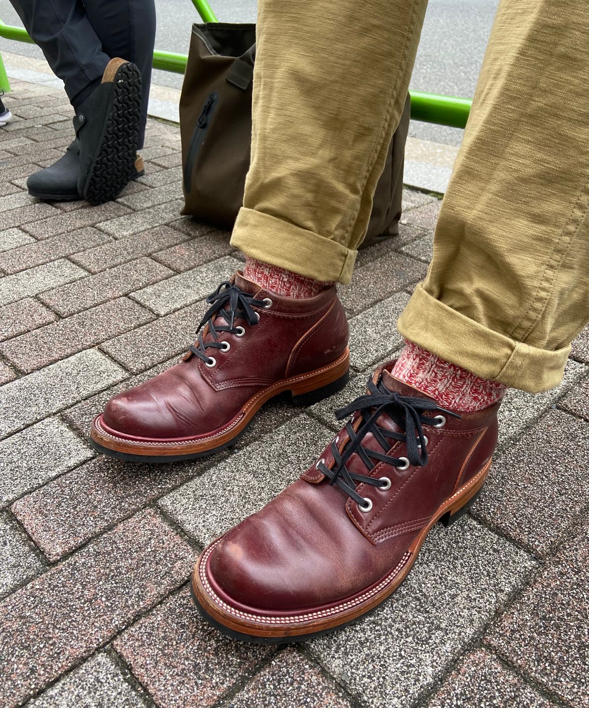 Photo by iKanoon on November 5, 2024 of the Quan Shoemaker Custom Model in Maryam Burgandy TPR.