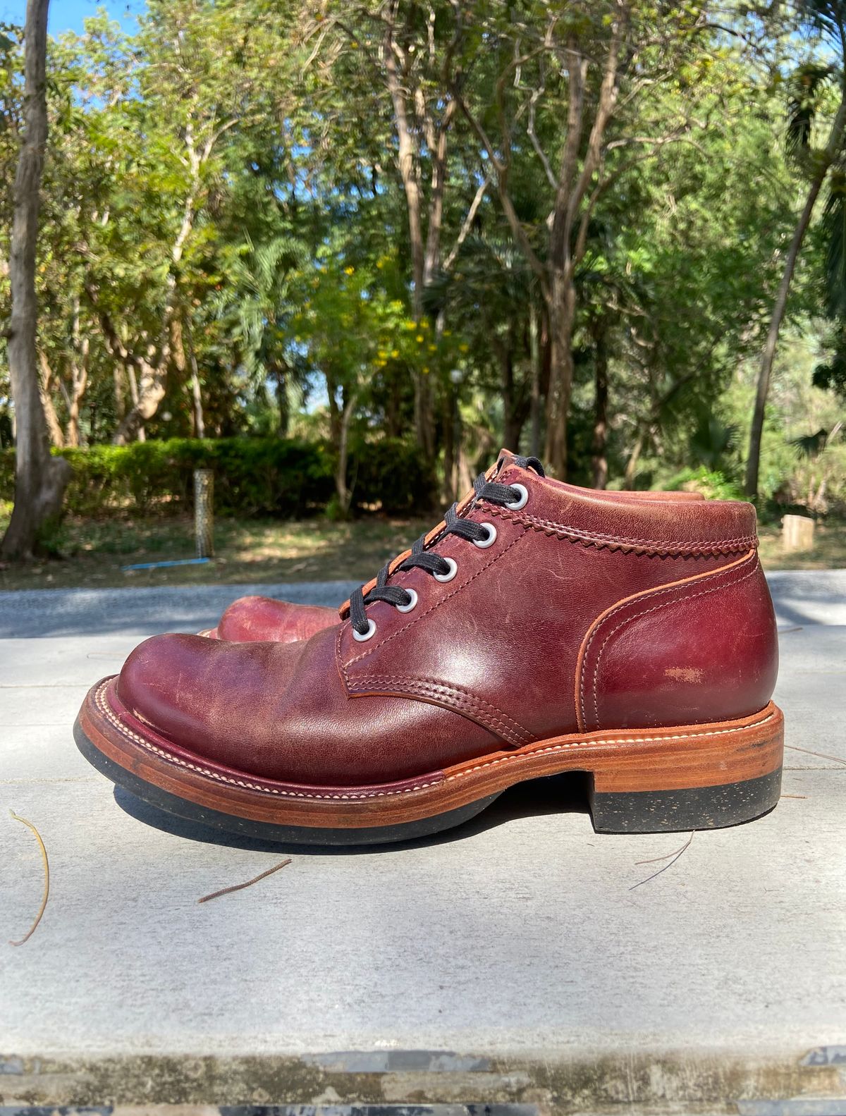 Photo by iKanoon on December 3, 2024 of the Quan Shoemaker Custom Model in Maryam Burgandy TPR.