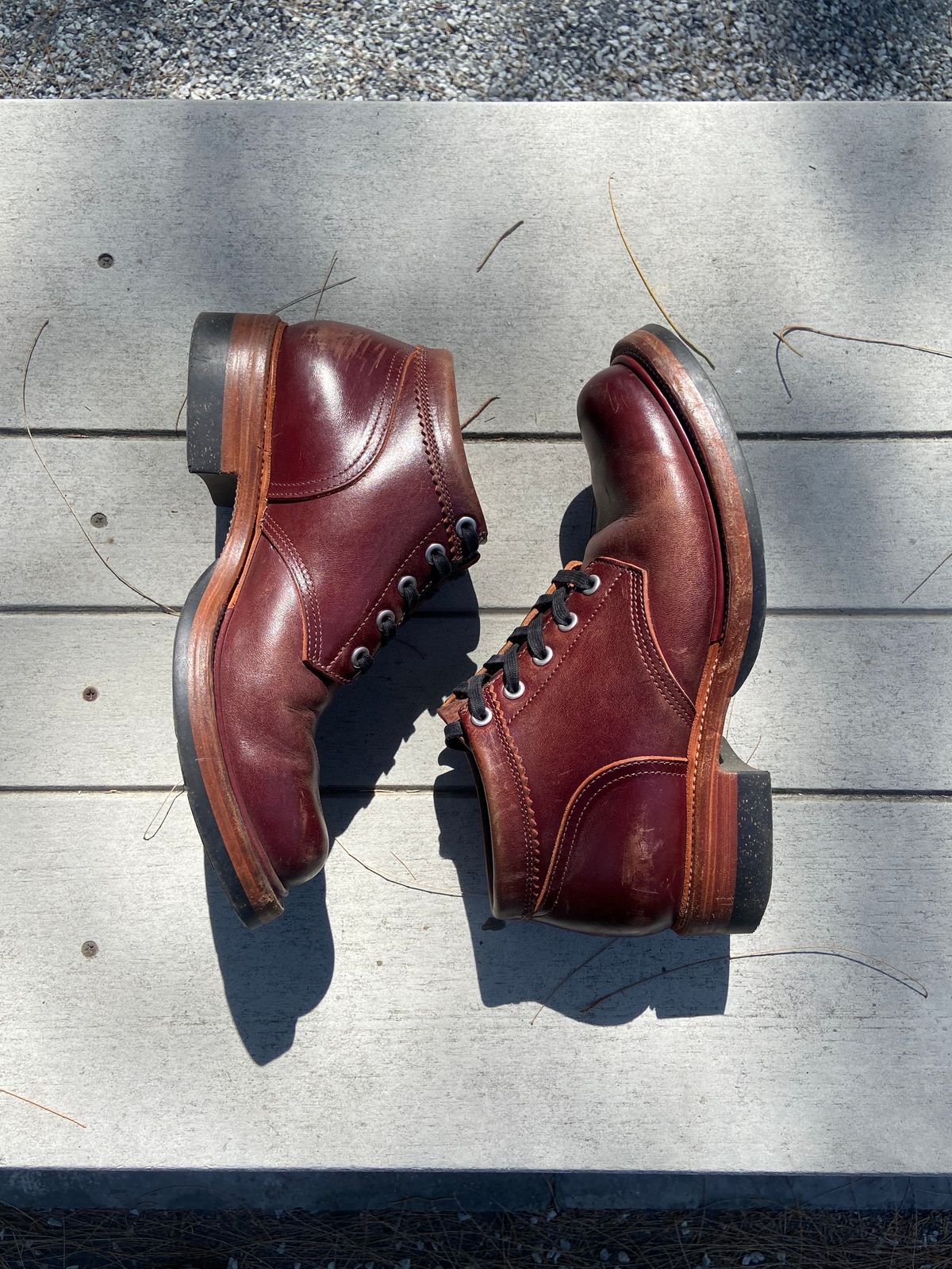 Photo by iKanoon on December 3, 2024 of the Quan Shoemaker Custom Model in Maryam Burgandy TPR.