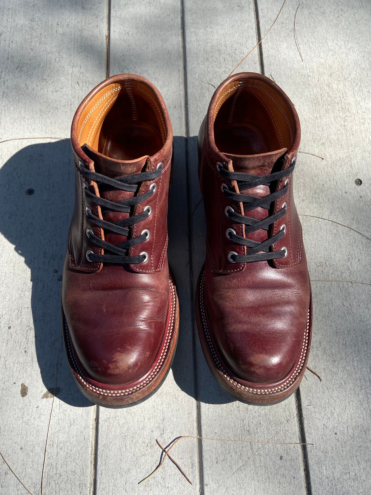 Photo by iKanoon on December 3, 2024 of the Quan Shoemaker Custom Model in Maryam Burgandy TPR.