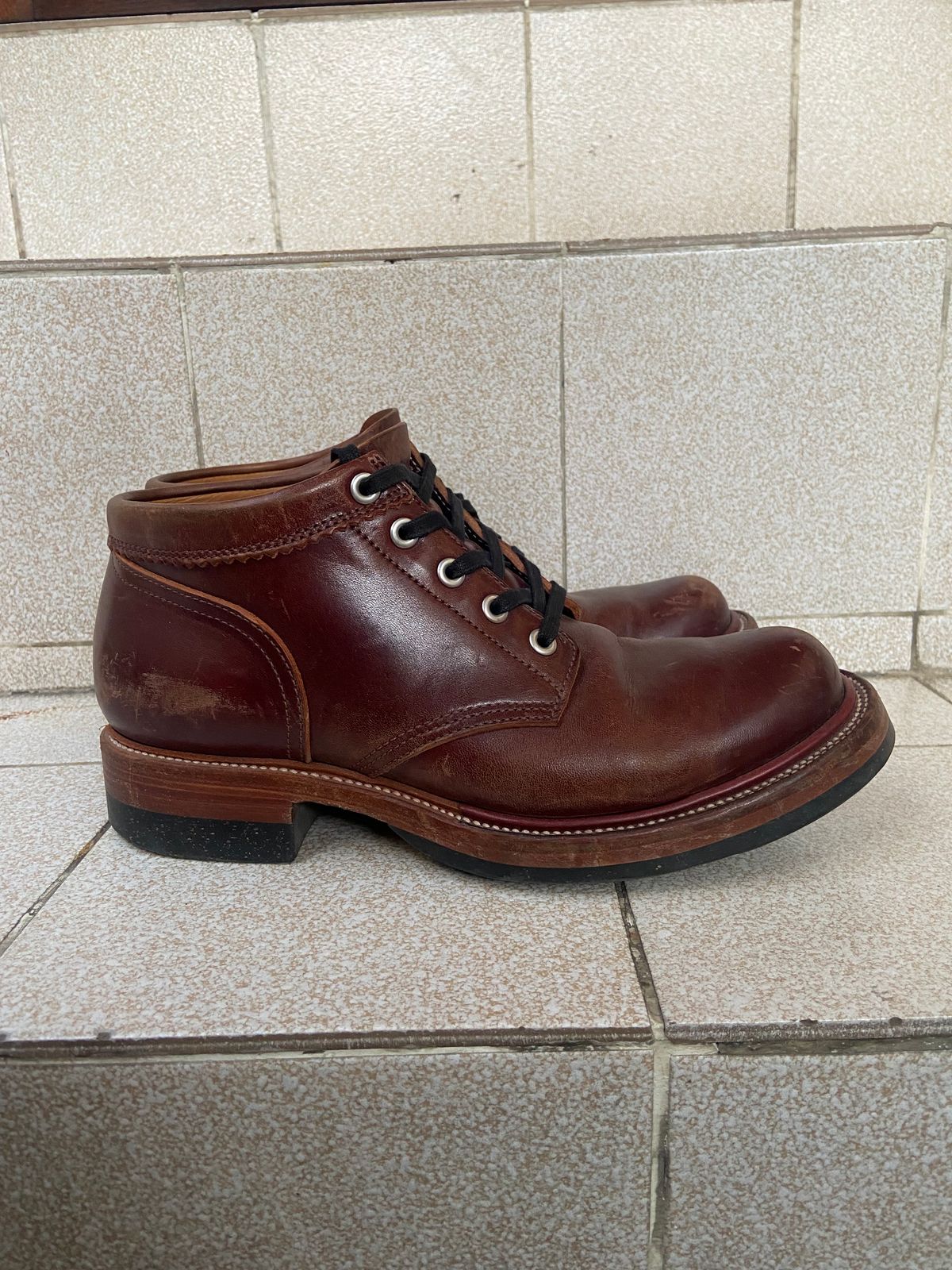 Photo by iKanoon on January 6, 2025 of the Quan Shoemaker Custom Model in Maryam Burgandy TPR.