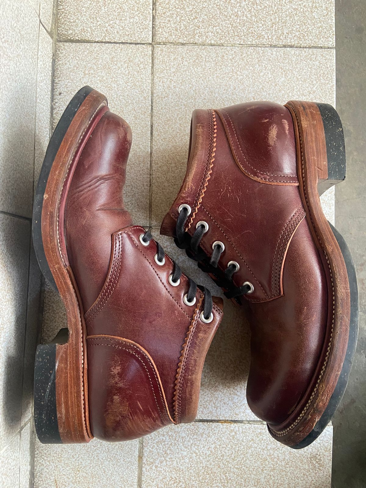Photo by iKanoon on January 6, 2025 of the Quan Shoemaker Custom Model in Maryam Burgandy TPR.