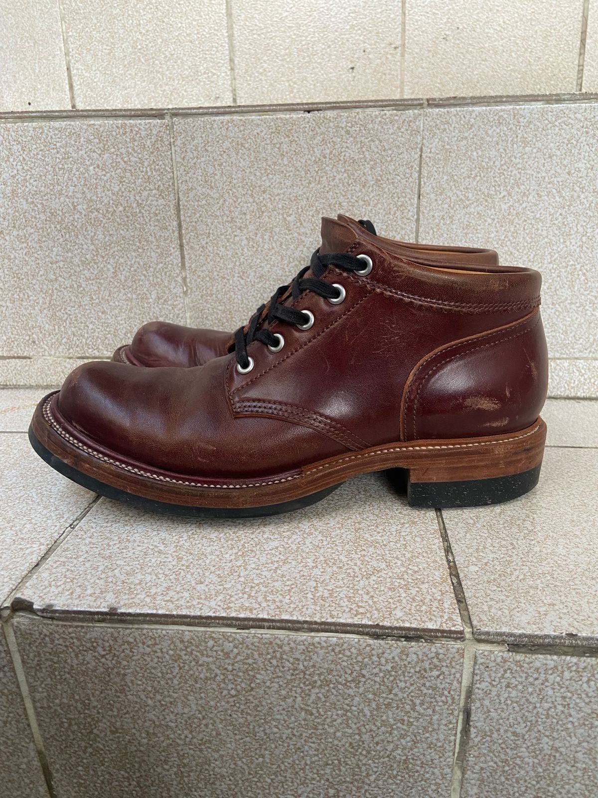 Photo by iKanoon on January 6, 2025 of the Quan Shoemaker Custom Model in Maryam Burgandy TPR.