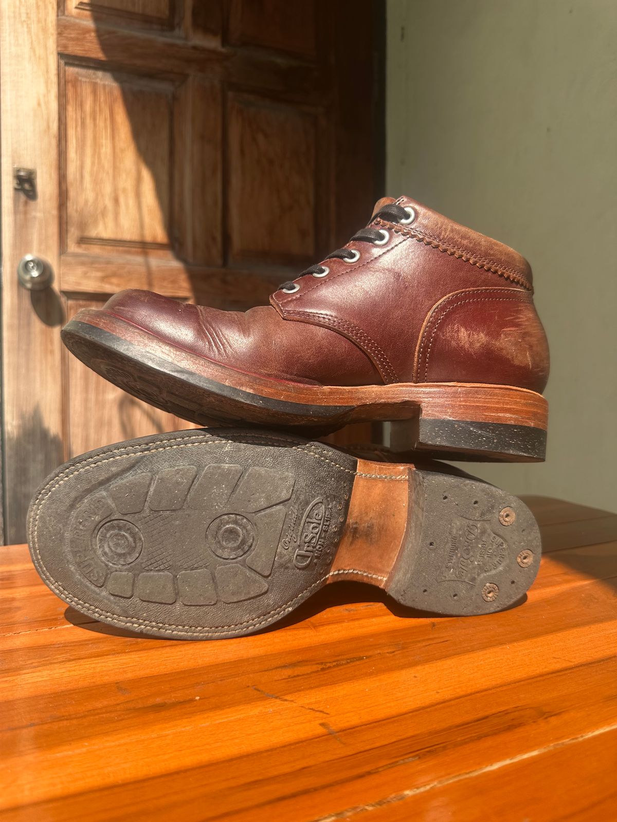 Photo by iKanoon on February 2, 2025 of the Quan Shoemaker Custom Model in Maryam Burgandy TPR.