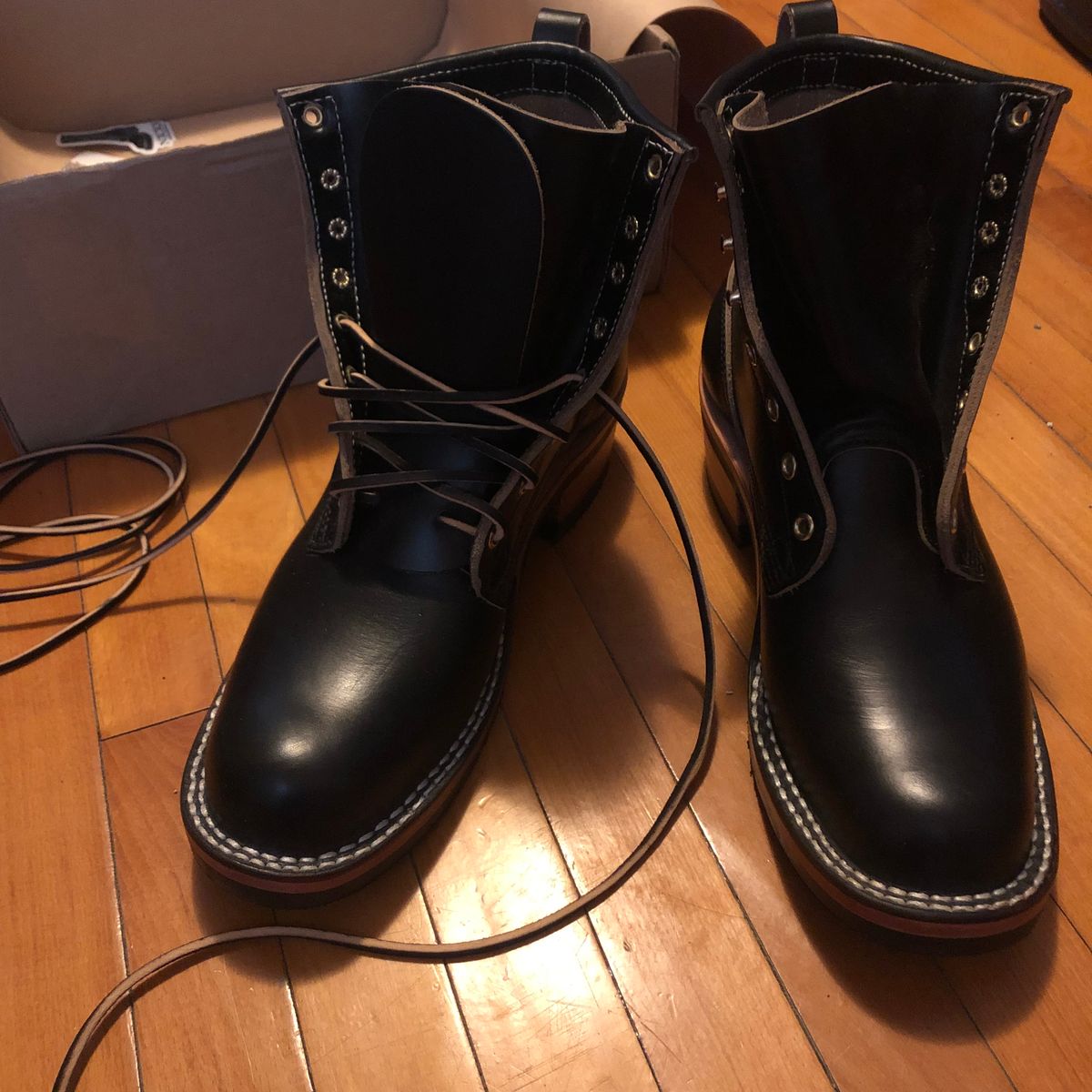 Photo by banjonerd on February 10, 2022 of the Nicks Robert in Horween Black Chromexcel.